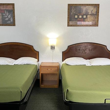 Relax Inn Altoona Bagian luar foto