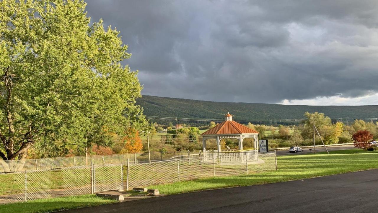 Relax Inn Altoona Bagian luar foto