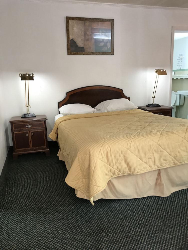 Relax Inn Altoona Bagian luar foto