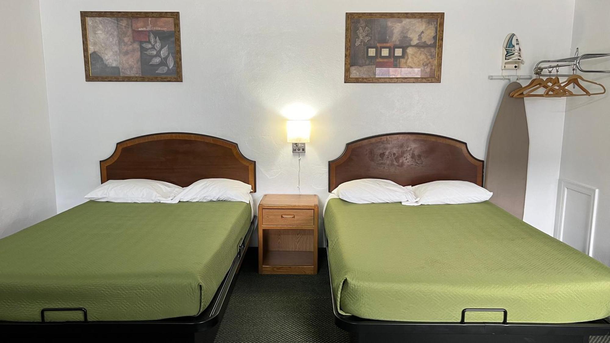 Relax Inn Altoona Bagian luar foto